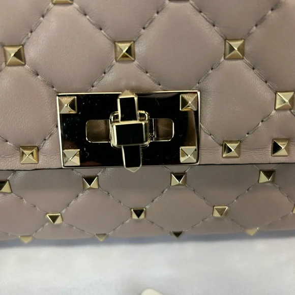 Valentino Garavani

Rockstud Spike Nappa Leather Crossbody Clutch Bag - Picture 2 of 14